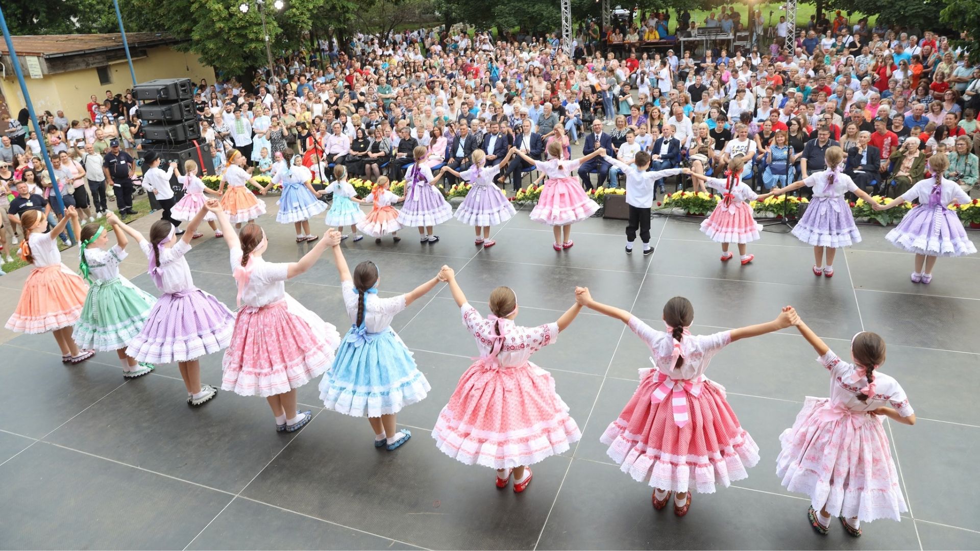 Dečji folklorni festival u Kisaču, deca u nošnji igraju folklor.