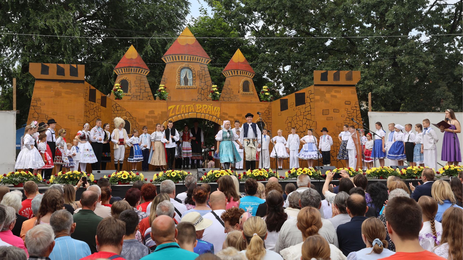 Dečji folklorni festival Zlatna kapija - otvaranje, puna bina dece u narodnoj nošnji.
